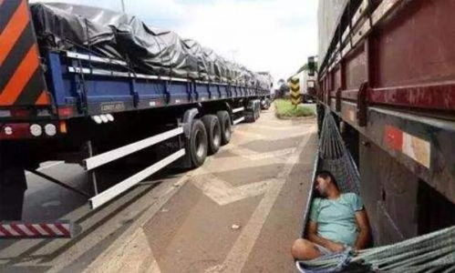 多重利好與深層挑戰(zhàn) 透視貨車司機(jī)的生存現(xiàn)狀