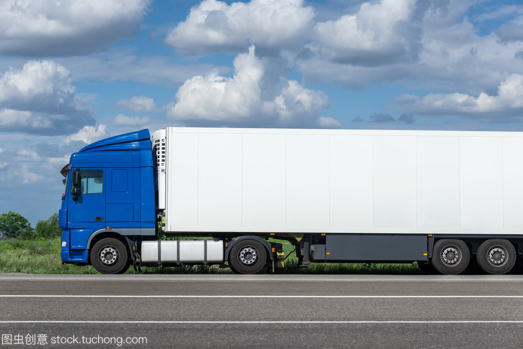 白色卡車 道路貨物運(yùn)輸中的動(dòng)脈與挑戰(zhàn)