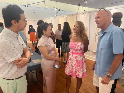 百慕大群島首個中國畫展亮相 翟優、樊蕾伉儷“家園”作品引國際關注
